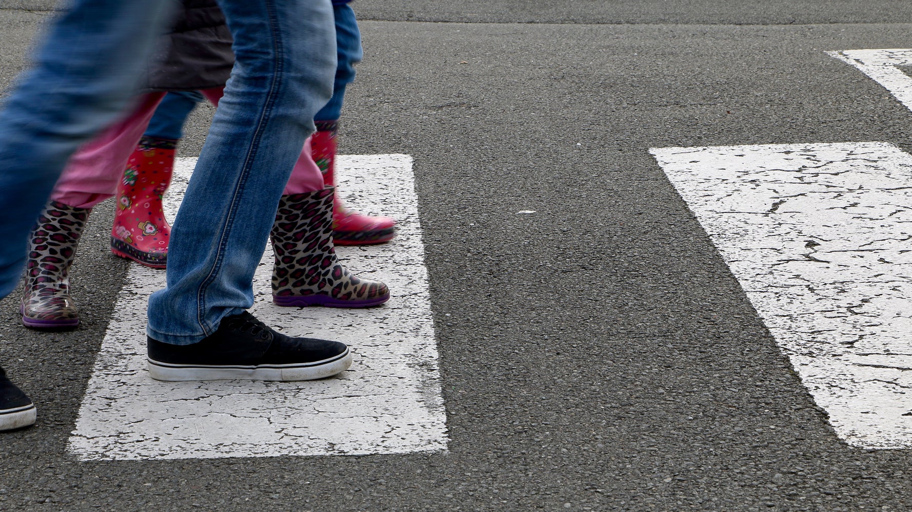 According to Experts, This Is How Old a Kid Should Be Before Crossing the  Street Alone