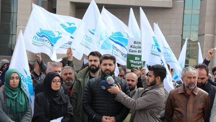 A group of IHH members and Mavi Marmara activists release a press statement in front of Istanbul courthouse on Friday.