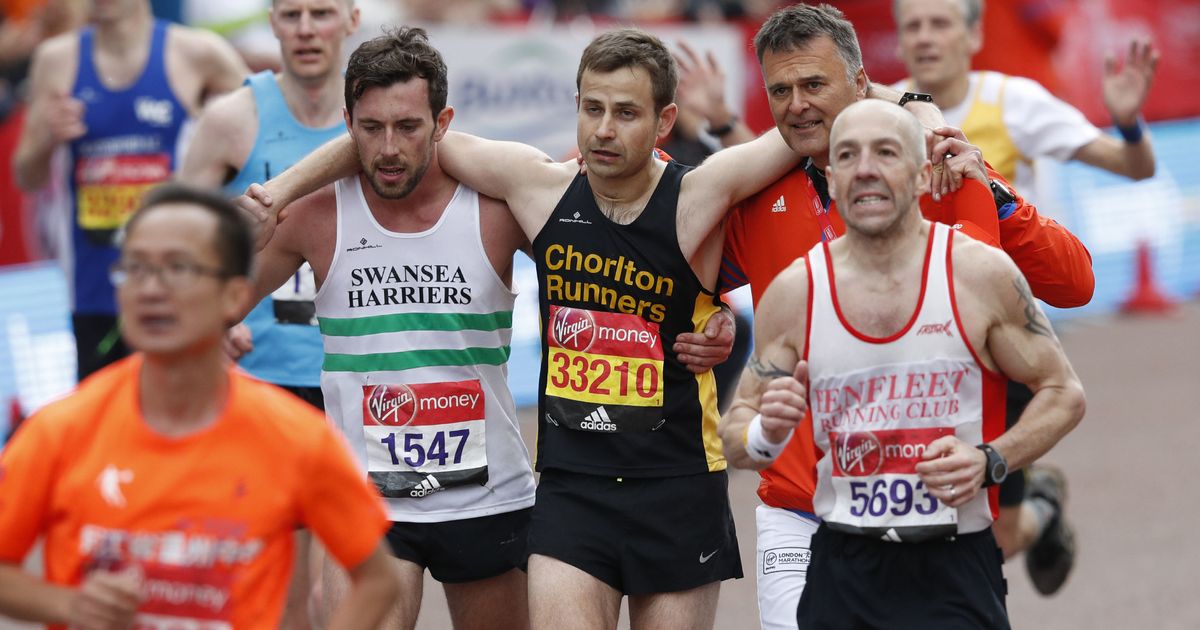 London Marathon Runner Helps Exhausted Athlete Over Finishing Line And ...