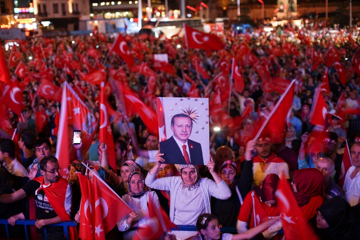 <p>Demonstration by supporters of President Erdoğan, 22 July 2016.</p>