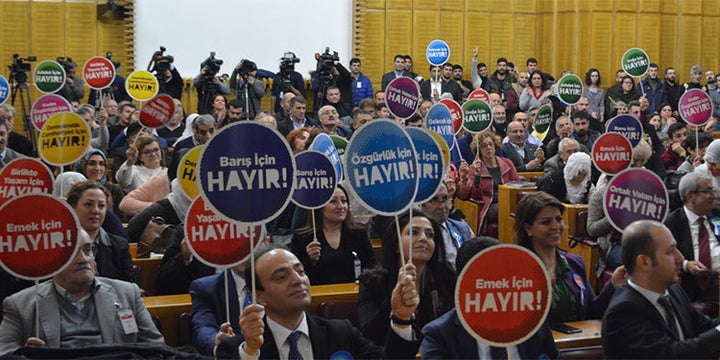 <p>‘No’ signs at the parliamentary meeting of the HDP, 17 January 2017.</p>