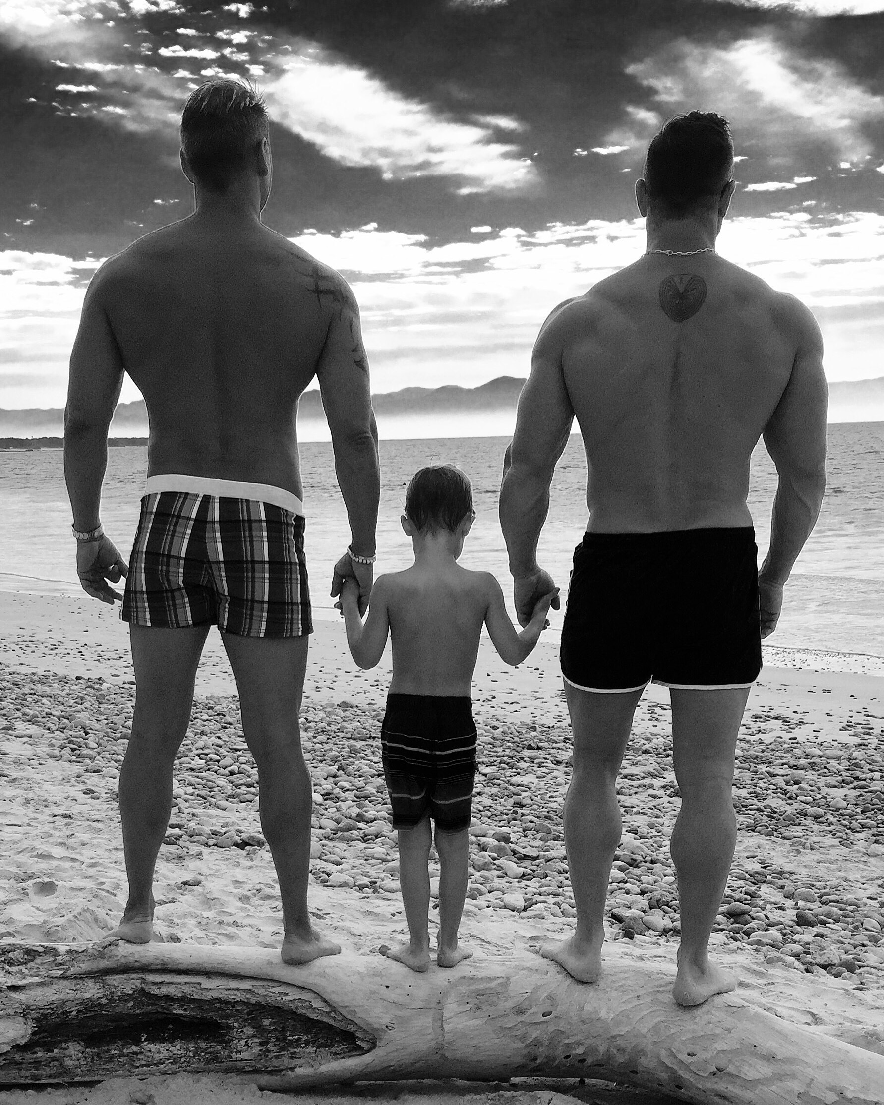 Отец учит сына гея. Отец и сын. Мальчишки меряются. Папа и сын гомо.