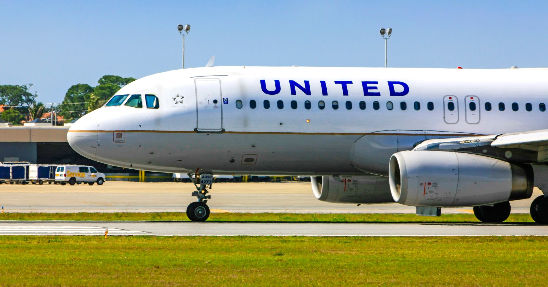 United Plans To Reduce Overbooking Flights Offer Up To 10 000 In