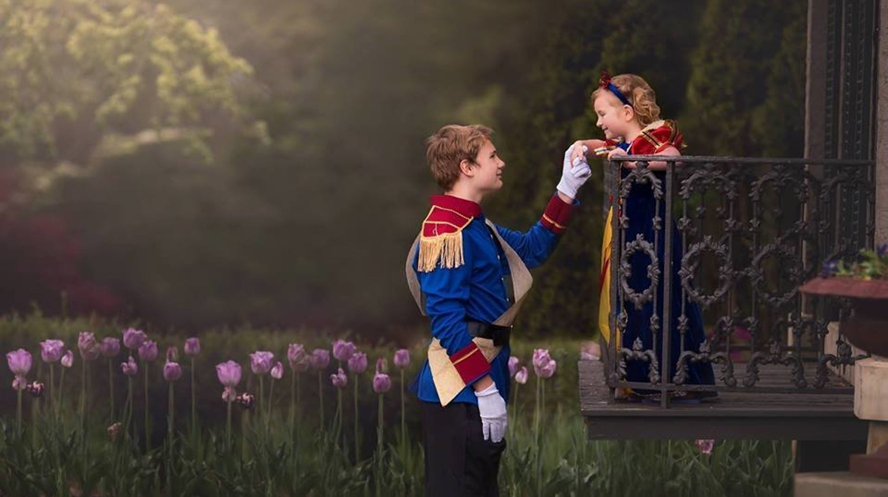 Картинка брат с сестрой на велосипеде. Картинка брат с сестрой на велосипеде. Старший брат. His little sister. Дети лежат друг на друге.