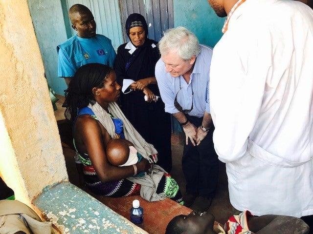 Emergency Relief Coordinator Stephen O’Brien speaks to a mother at a UN-supported health centre in Marsabit County, Kenya. 3 March 2017