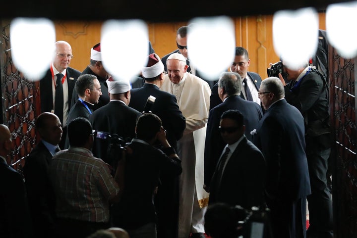 Pope Francis (C) is greeted by Muslim clerics during a visit at the prestigious Sunni institution Al-Azhar in Cairo on April 28, 2017.