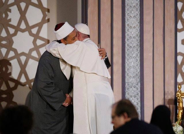 The Holy Father embraces Sheikh Ahmed el-Tayeb, the Grand Imam of Al-Azhar 