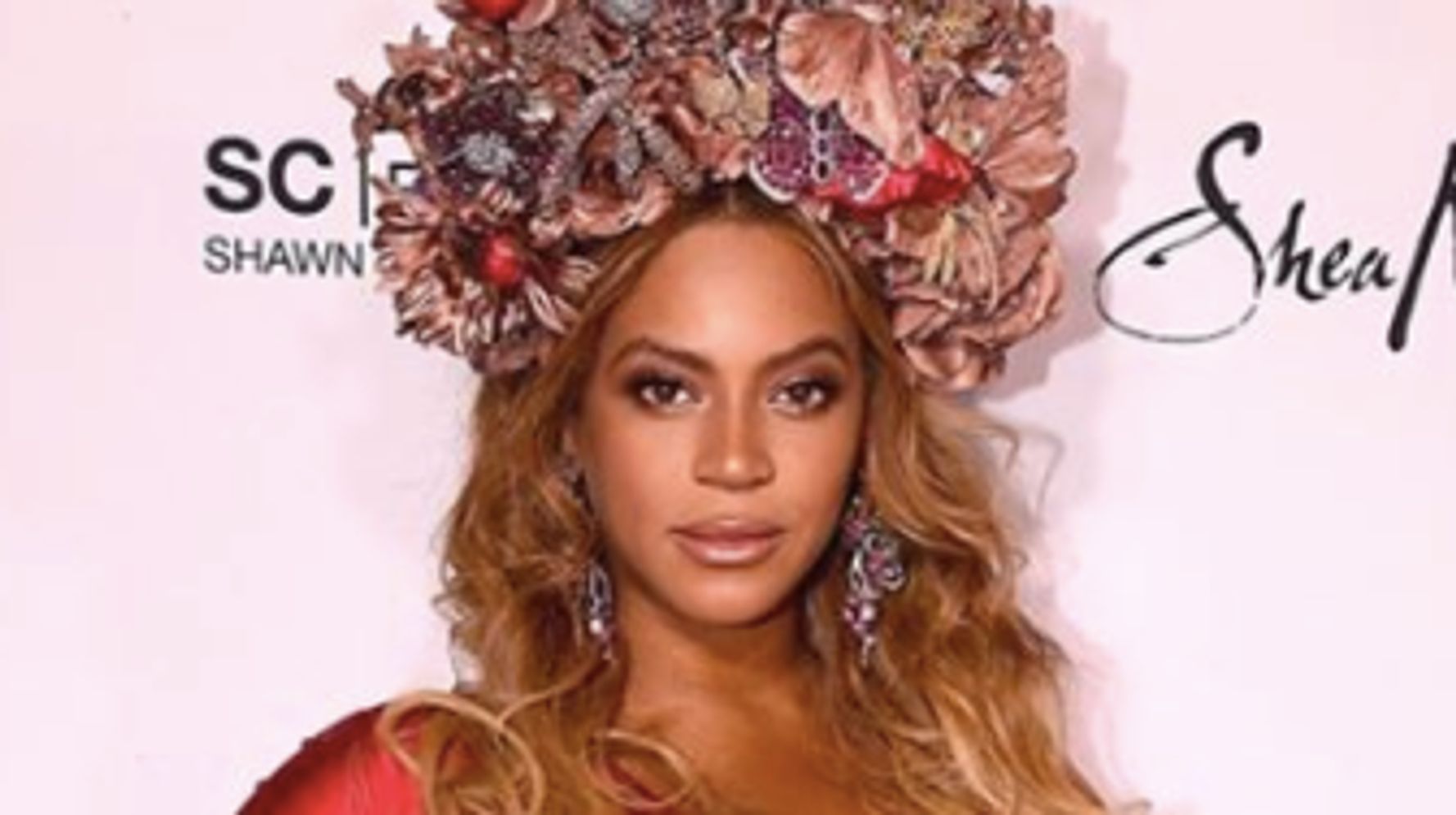 Beyoncés Pregnancy Style Is Sizzling In A Red Hot Gown And Headpiece