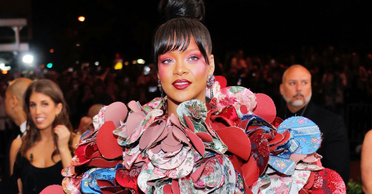 Met Gala 17 Rihanna Shades Fellow Guests Over Comme Des Garcons Theme Huffpost Uk