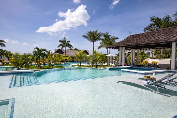 <p>Cliff Hotel Pool</p>