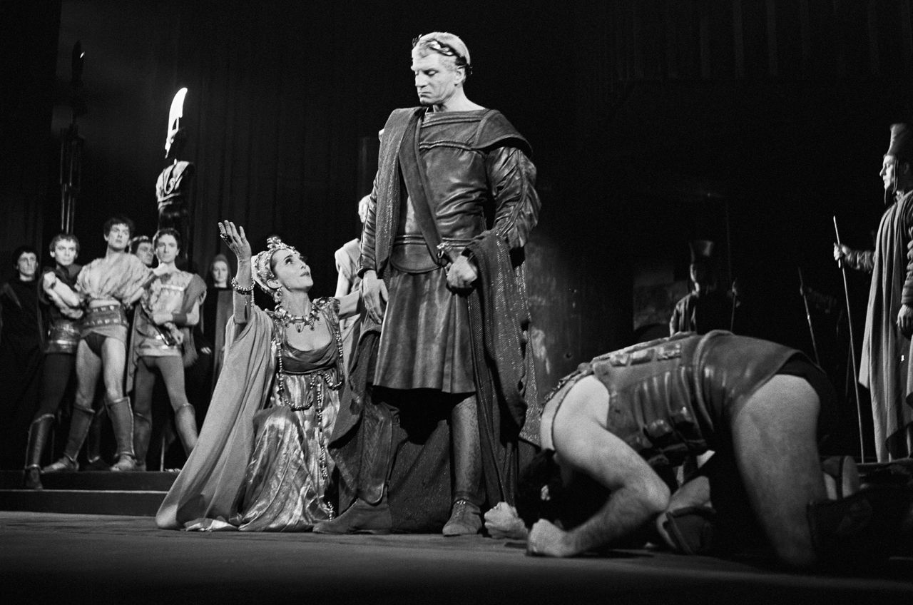 Laurence Olivier in a stage production of "Titus Andronicus"