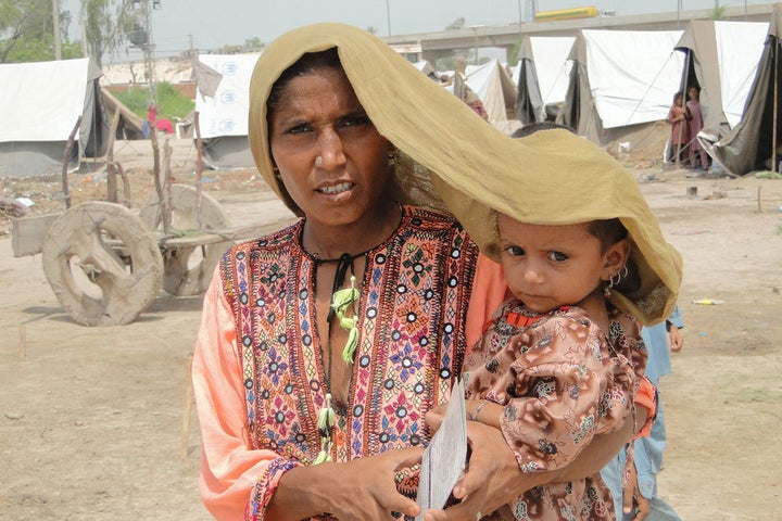 <p>In Pakistan’s Sindh province, a mother tries to shield her four-year-old daughter from scorching heat. </p>