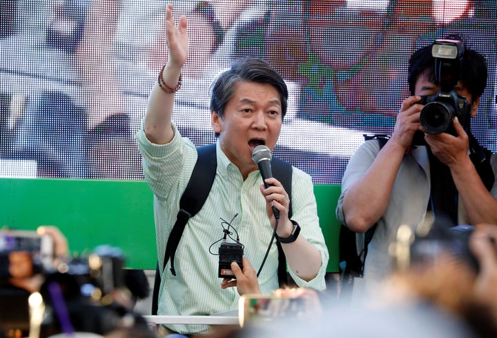 Ahn Cheol-soo, the presidential candidate of the People's Party, speaks during his election campaign rally in Seoul, South Korea, May 7, 2017.