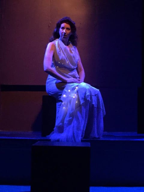 Kim Saunders as Selene in Twins