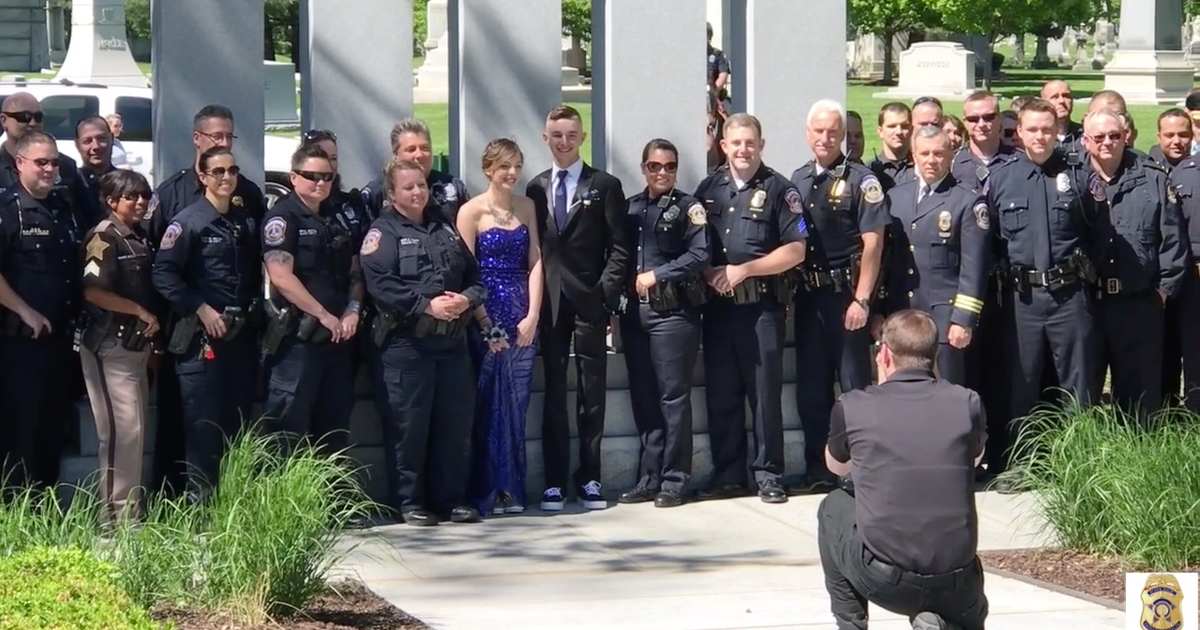 Cops Surprise Daughter Of Fallen Officer For An Emotional Prom Photo ...
