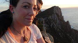 Llevaba un año con su anillo de compromiso al cuello sin