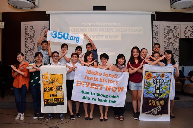 <p>On May 4, 2017 journalists sent divest message, after attending the media briefing on Coal Finance and Divestment, organized by CHANGE/350 Vietnam, to introduce Global Divestment Mobilization 2017 and the Vietnam GDM plan to some 30 Vietnamese journalists, right before actions start spread out globally.</p>