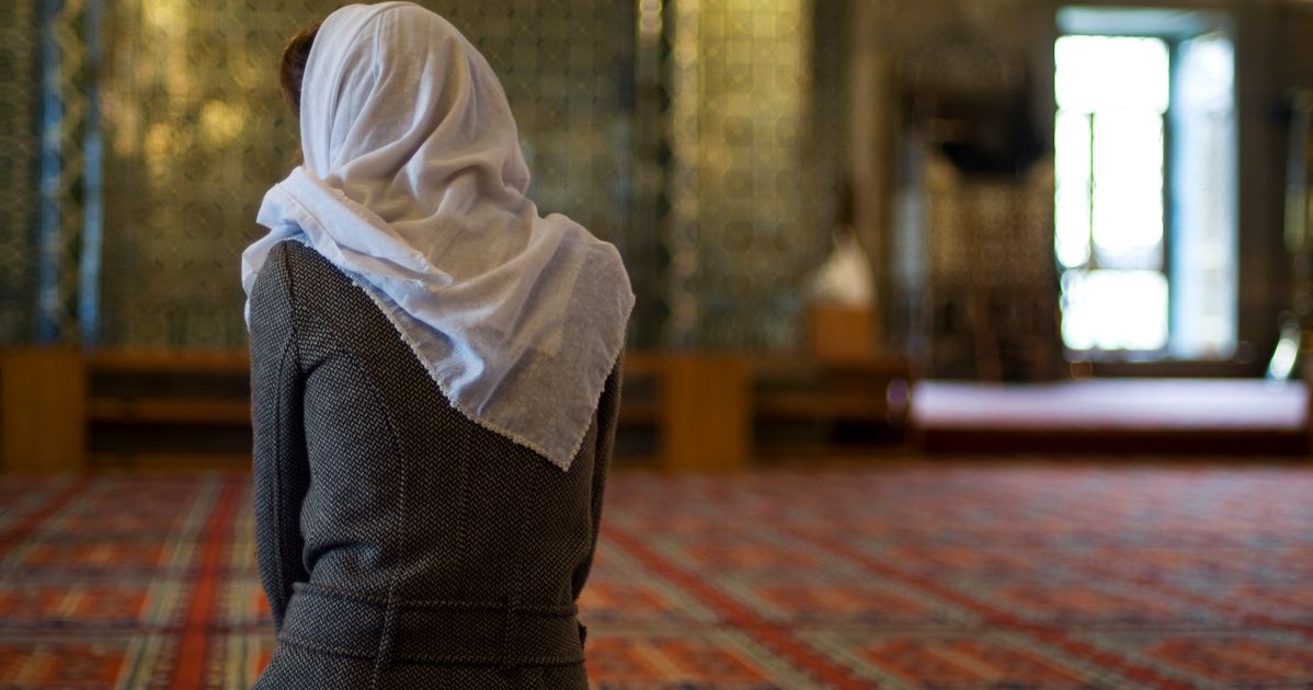Молитва мусульманских женщин. Женщины в мечети. Мусульманка в мечети. Православная женщина. Девушка в храме.