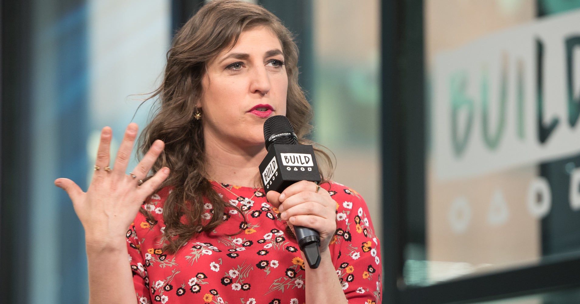 mayim-bialik-weighs-in-on-those-big-bang-theory-salary-negotiations