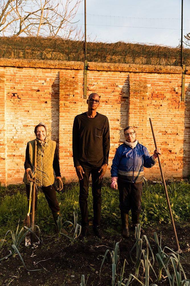 Rio Terà dei Pensieri Social Cooperative participants and artist Mark Bradford in Rio Terà dei Pensieri Social Cooperative’s produce garden inside the women’s prison. Casa Reclusione per Donne Giudecca, Venice, Italy. 30 November 2016. Photo: Agata Gravante.