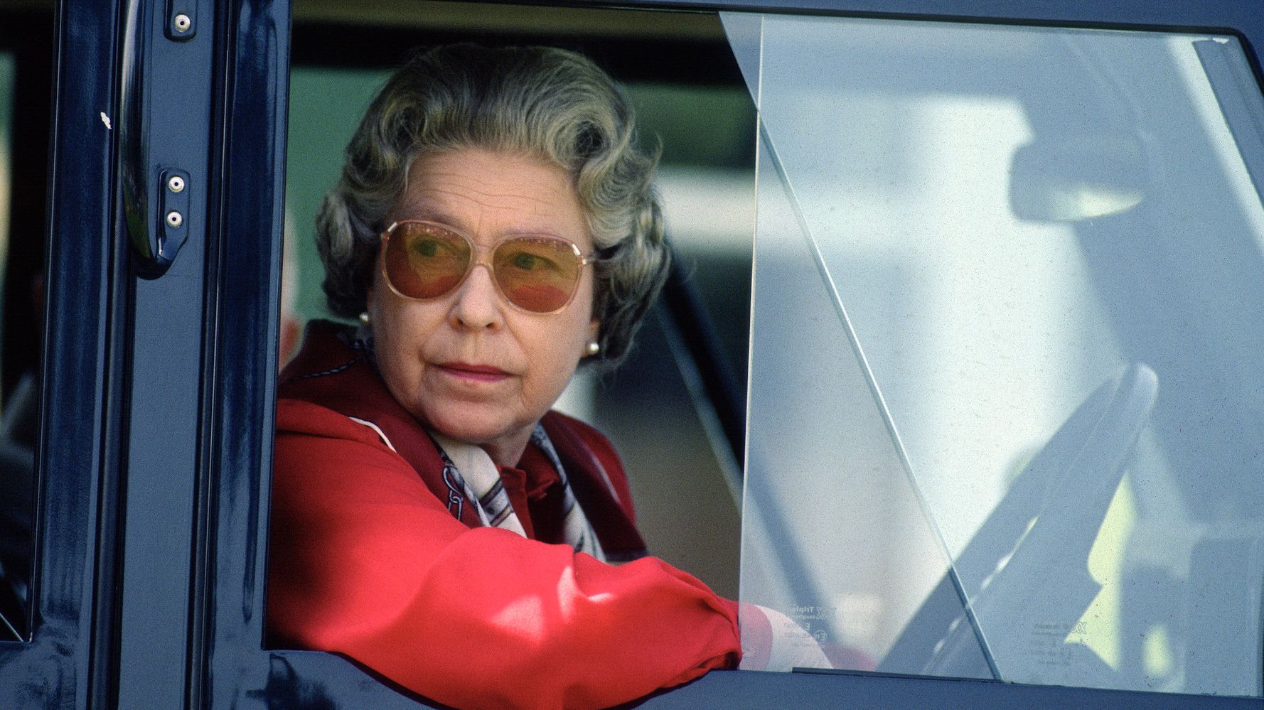 Let S Bask In The Glory Of These Photos Of Queen Elizabeth Ii Driving A Car Huffpost Null