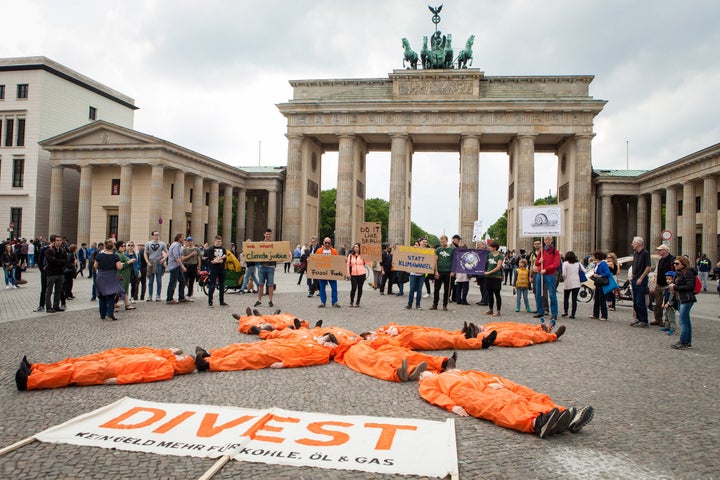 Fossil Free Berlin protest "Break Free from Fossil Fuels" on May 13th at Brandenburger Tor.