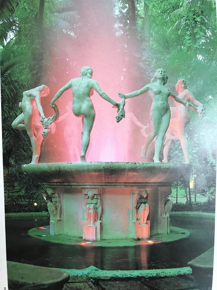 <p>Statute outside of the Tropicana, Havana</p>