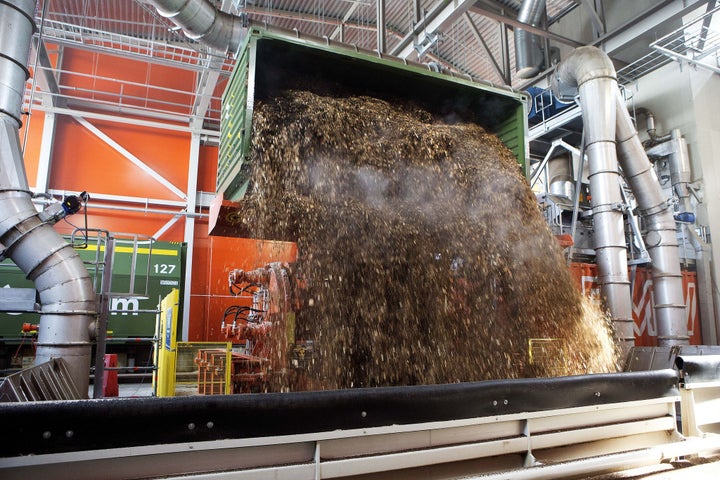 Unloading wood chip fuel for the Värtaverket combined heat and power district heating plant in Stockholm. 