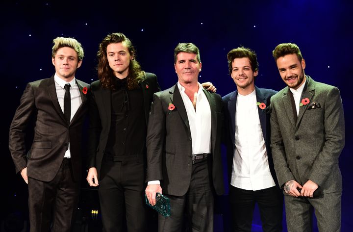 <strong>Simon Cowell (centre) with the Nial Horan (far left) and the rest of One Direction.</strong>