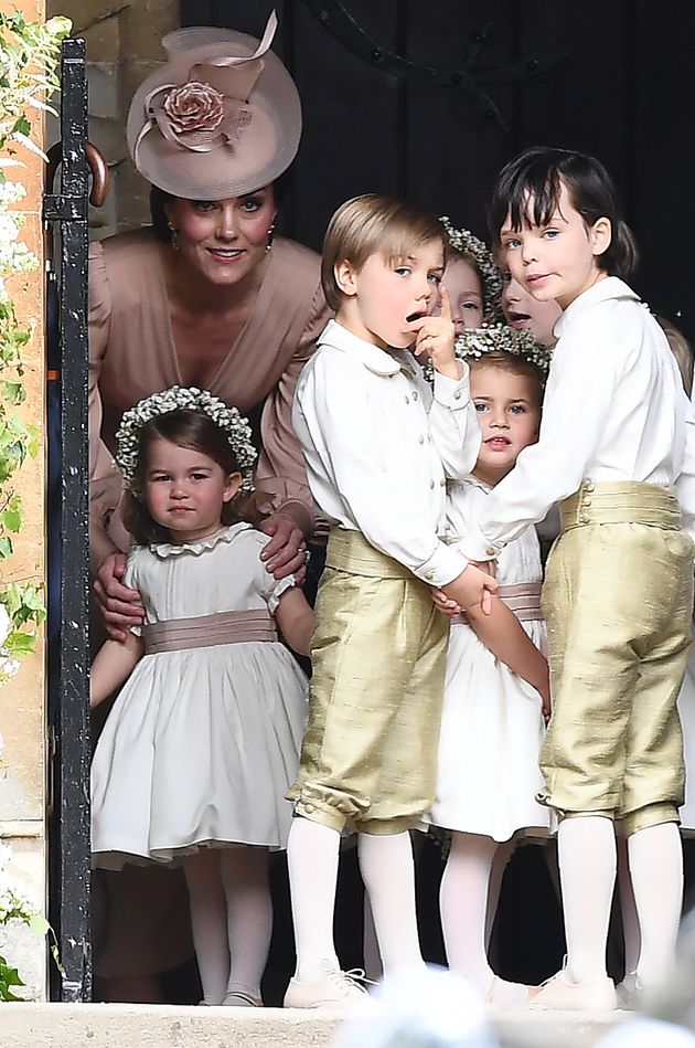 結婚式のジョージ王子とシャーロット王女 兄妹愛はかわいさロイヤル級 画像集 ハフポスト