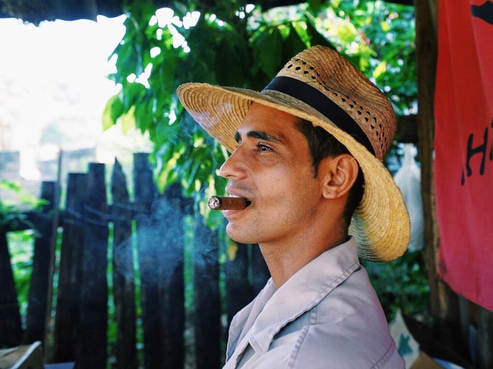 <p>Farmers idolize Che Guevara and dip cigars in honey to be like their national hero</p>