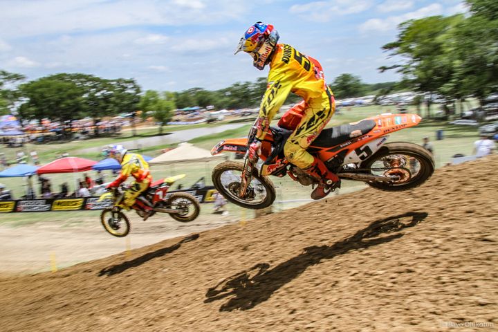 A week after Hangtown, the Stewart-Dungey duo once again went head-to-head, this time at the Freestone National in Texas. Adding to the race, was the coincidentally matched gear from two different clothing companies paired with the fact that both riders were the only two wearing Nike’s exclusive boots. Throw in the Red Bull and Oakley sponsorships, and the riders were near mirrors of each other. 