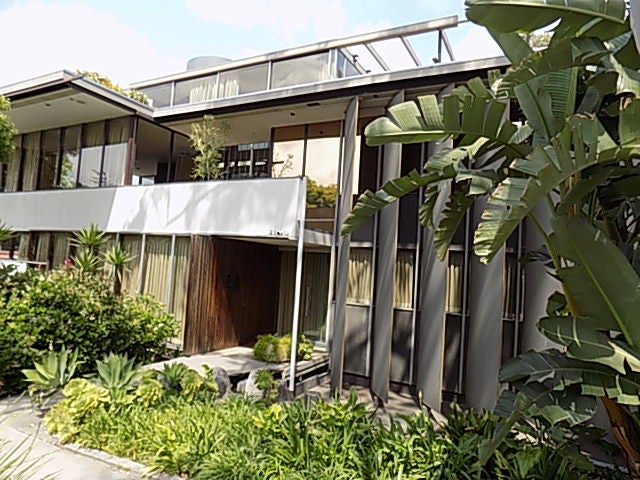 Neutra’s residence and office, topped by a solarium surrounded by a pool.