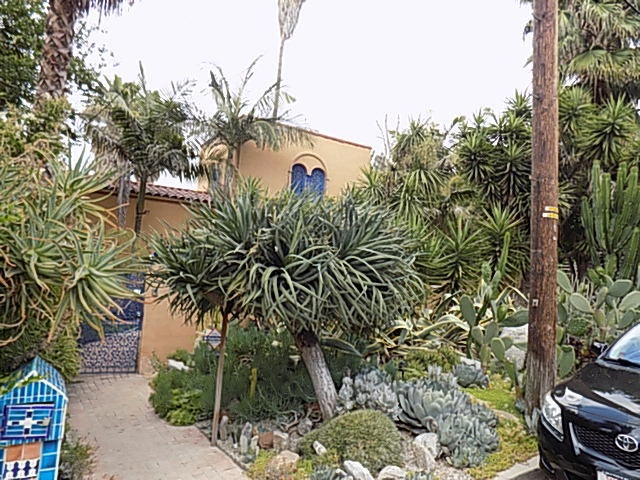 Silver Lake also has many homes with the Southwestern look popular in Southern California. 