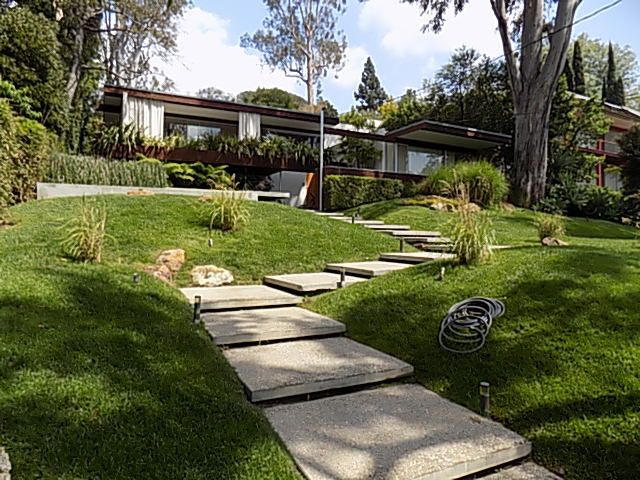 Richard Neutra’s homes emphasized glass, water, and greenery to put residents close to nature.