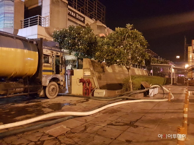 The water tanker mafia is supplying water at a shopping mall in New Delhi at midnight on May 23./ Photographed by Jeong In-seo