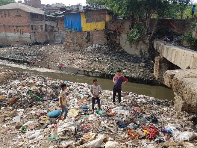 The small stream in Tamil Sangnam is unusable because of garbage./ Photographed by Jeong In-seo