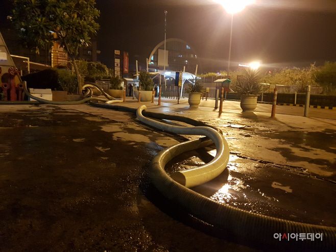 The shopping mall where the water tanker mafia drove off. A total of seven large water tankers supplied to the mall from midnight to 2 am./ Photographed by Jeong In-seo 