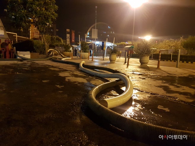 The shopping mall where the water tanker mafia drove off. A total of seven large water tankers supplied to the mall from midn
