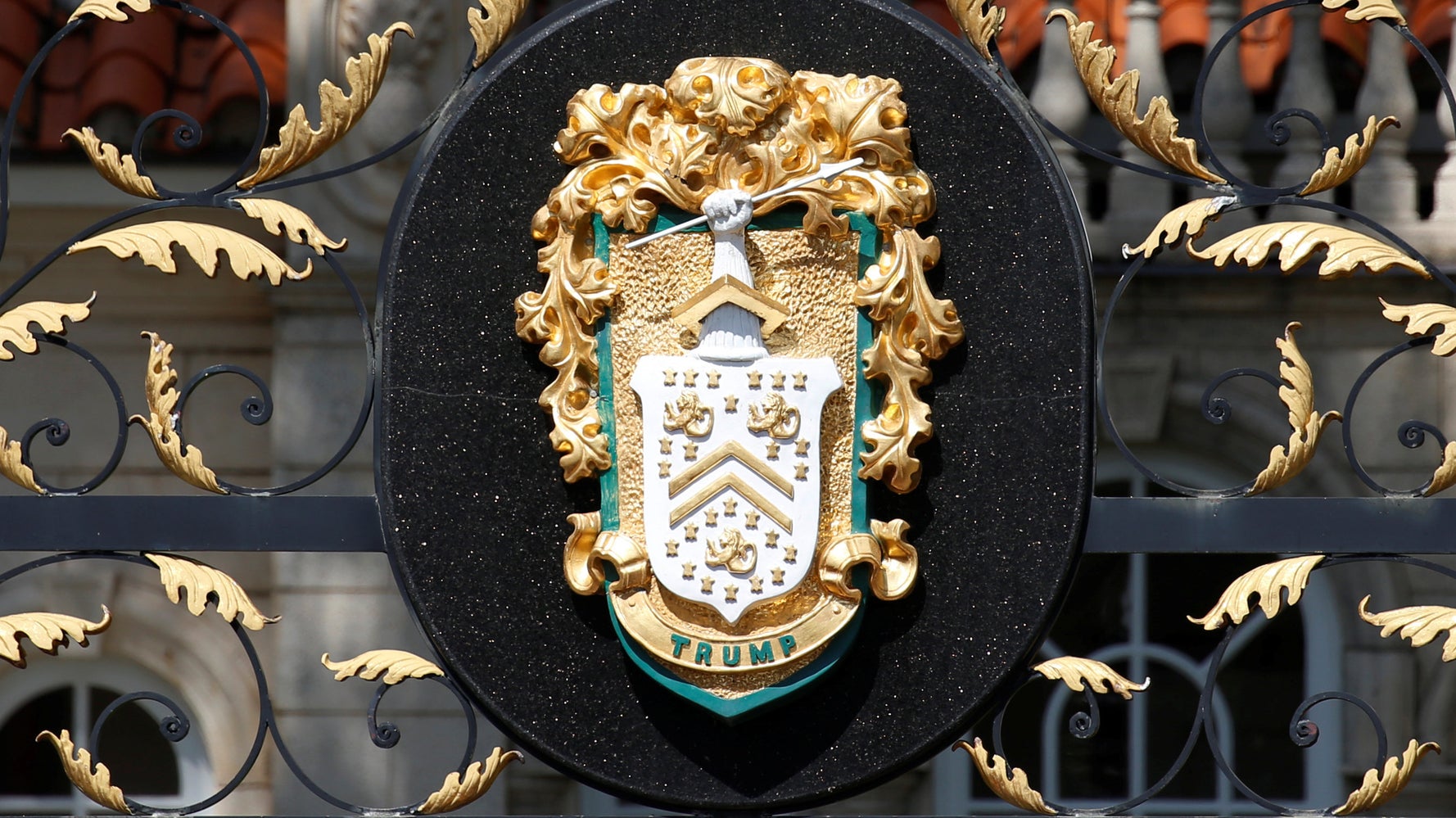Trump Copied Another Family S Coat Of Arms Huffpost