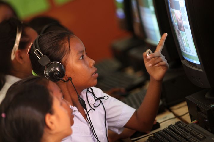 Students learning English on computers via Rosetta Stone software. Location: Spean Chreav Amelio Primary School, Siem Reap. 
