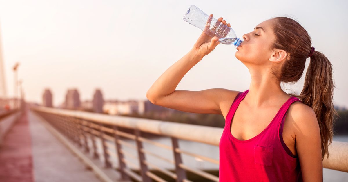 Water doing. Девушка пьет воду. Девушка пьет воду из стакана. Красивая девушка пьет воду. Пить больше воды.