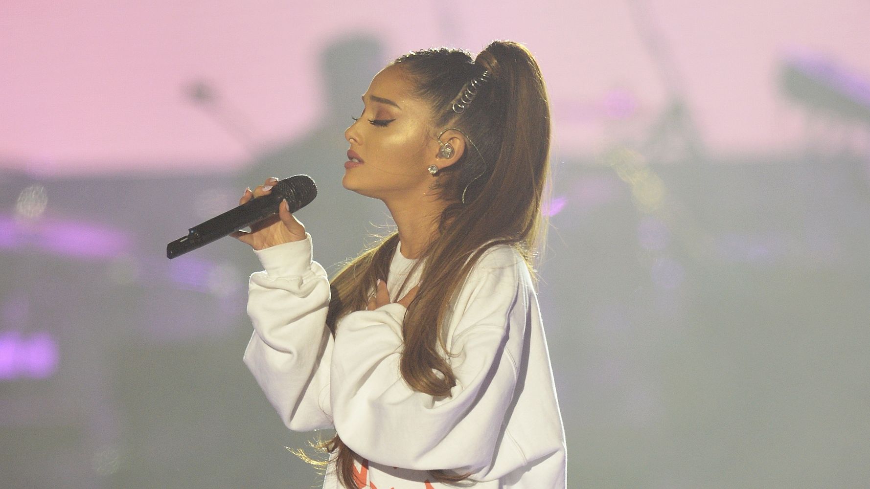 Ariana Grandes Emotional Somewhere Over The Rainbow Performance Had Us In Tears Huffpost 3450