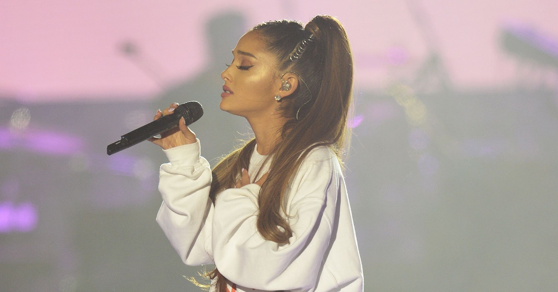 Ariana Grande S Emotional Somewhere Over The Rainbow Performance Had Us In Tears Huffpost