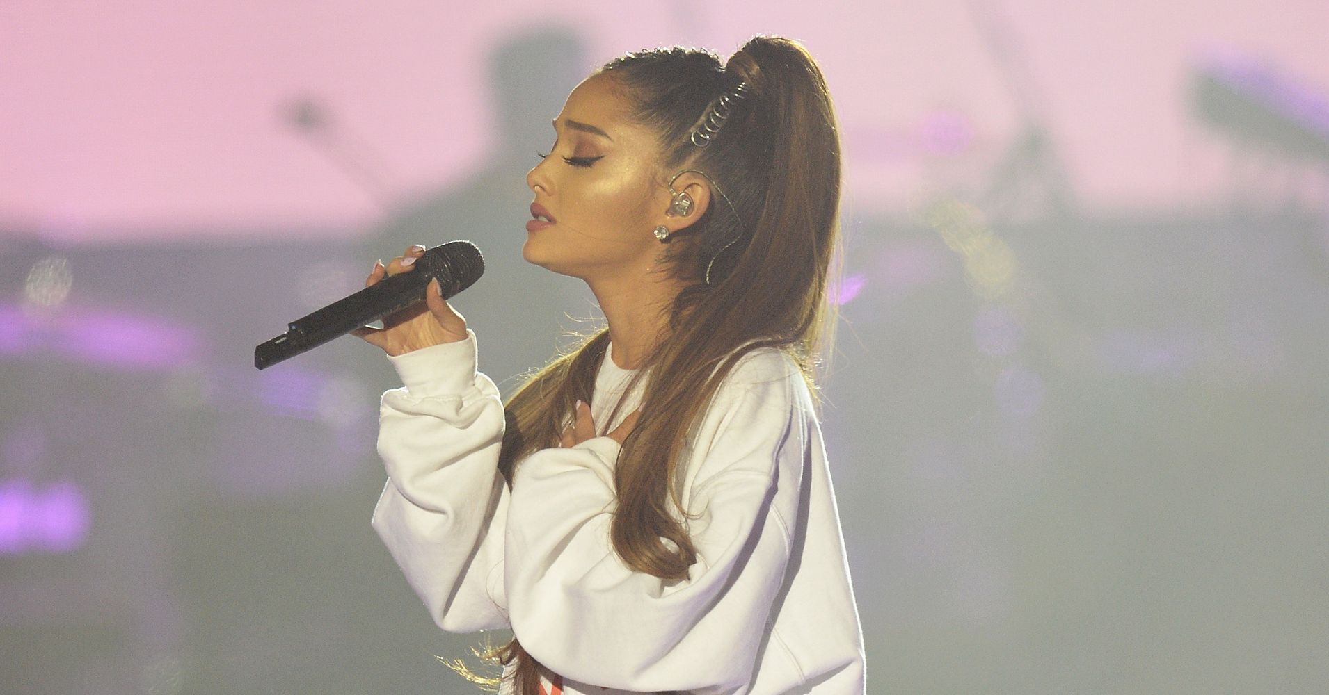 Ariana Grandes Emotional Somewhere Over The Rainbow Performance Had Us In Tears Huffpost 4568