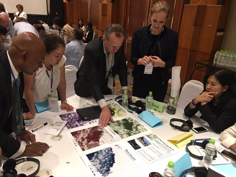 Hanoi Forum participants play “Trade-off Infrastructure”