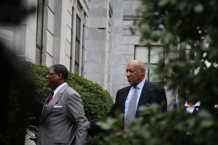 Bill Cosby walks into court