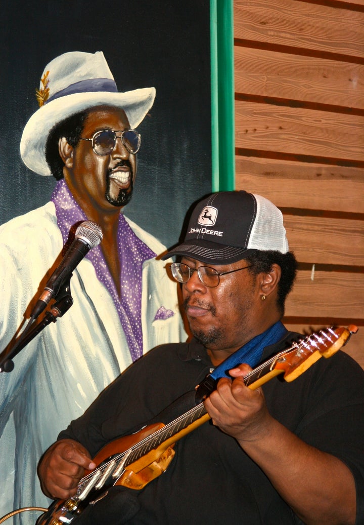 A performer at Kingston Mines