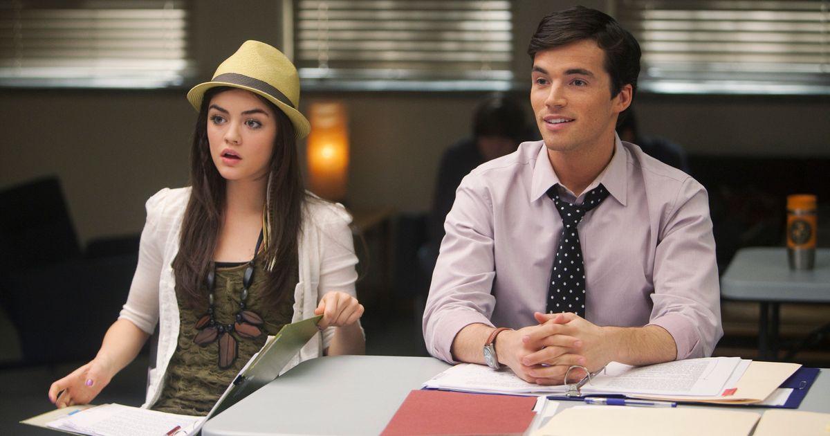 20 Behind-The-Scenes Photos That Completely Change Pretty Little Liars