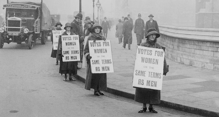 A group of suffragists picket outside the House of Commons in the early 1900s/ 